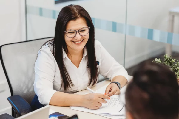 Comparing the Best Insurance Brokers in Brisbane: Who’s Right for You? 2 insurance broker smiling at client