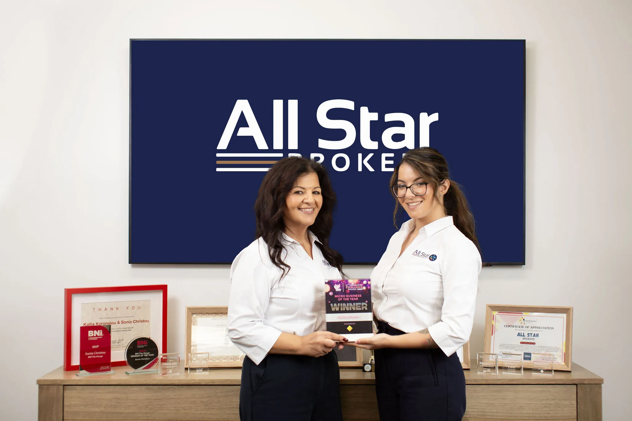 Top Insurance Brokers Toowoomba Businesses Can Check for Themselves 1 All Stars Broker business insurance team holding a micro business of the year award in their office.